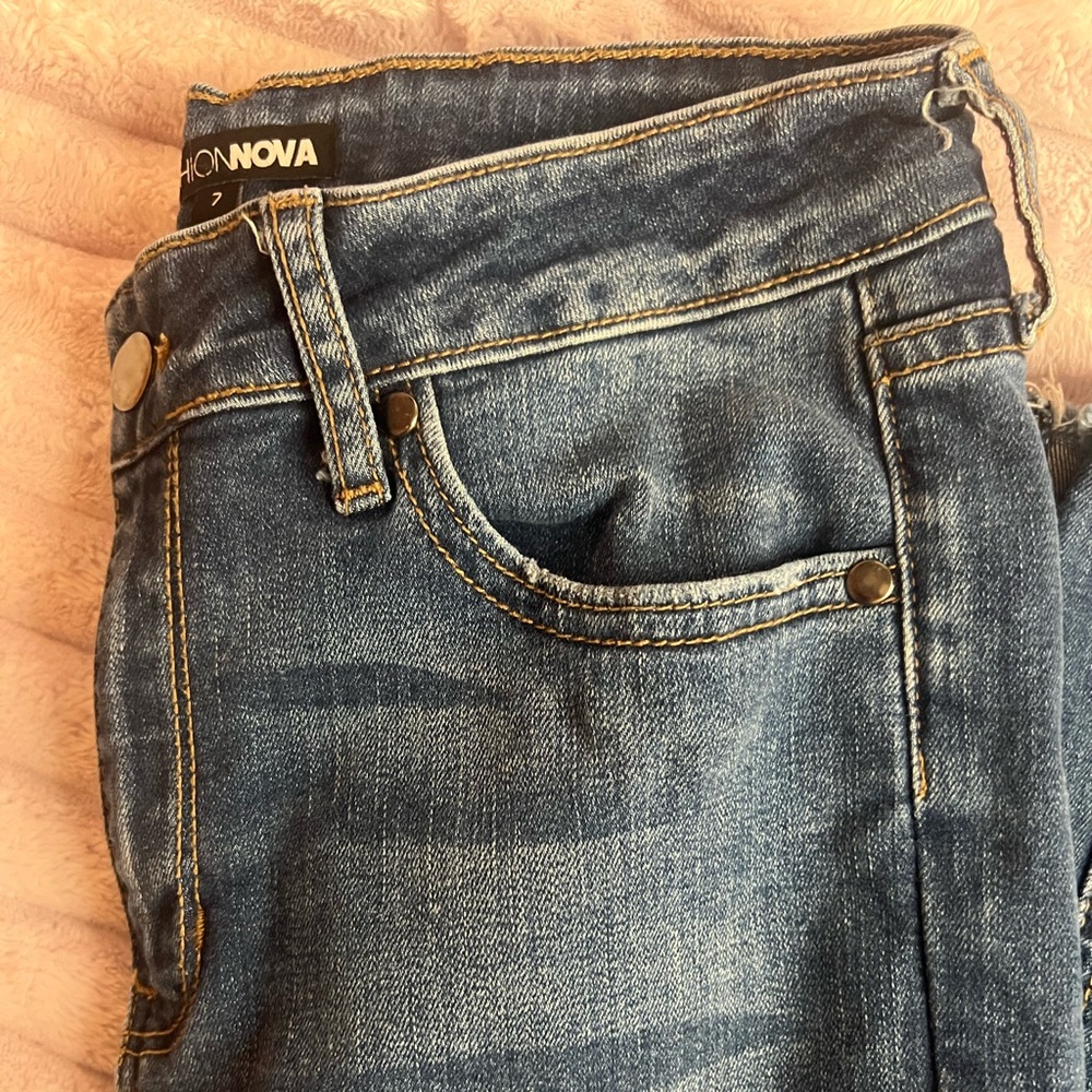 🛍️ Fashion Nova High-Rise Denim Flare Jeans | Size 7 | EUC | Retro Boho Vibes ☀️ - Picture 11 of 11